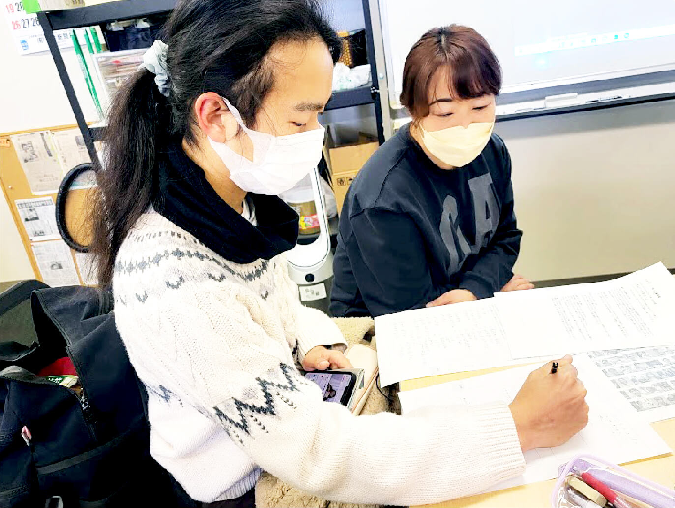 勉強をする女子利用者